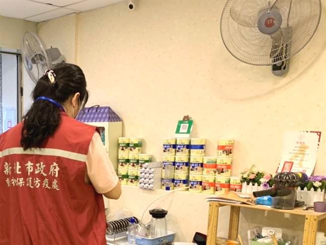 新北市动保处人员前往贩售宠物食品店家稽查。（新北市动保处提供）