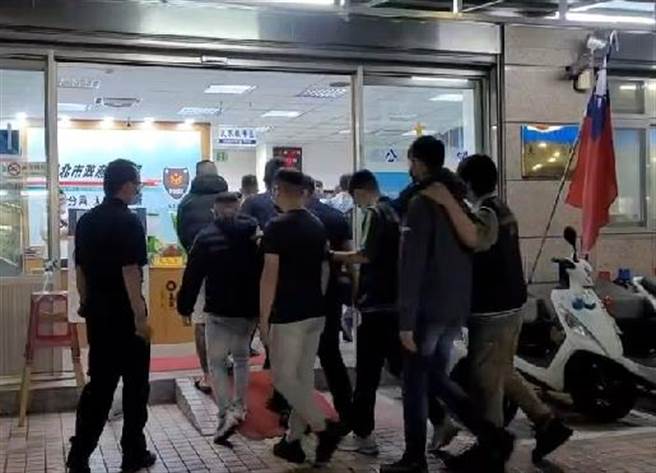 警方迅速將14名聚眾滋事的年輕人帶回偵詢。(翻攝照片／戴上容新北傳真)