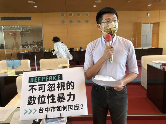 台中市議員黃守達今天質詢說，包含市長，官員、議員，未來都可能成為受害者，台中智慧城市如何預防。（陳世宗攝）