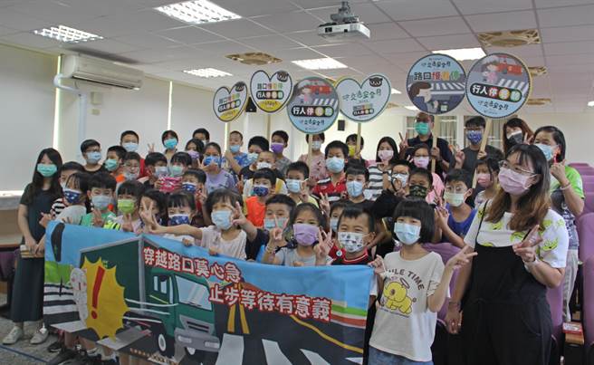 交通安全觀念從小扎根，金門警方宣導團隊走進校園，首站選定「將軍小學」柏村國小。（警方提供）