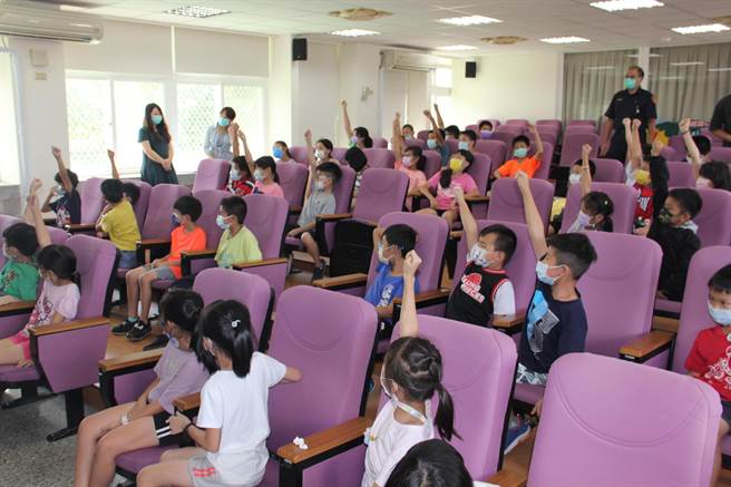 縣警局交通隊在與小朋友開講過程中，還穿插最受歡迎的有獎徵答活動，小朋友開心舉手搶答，氣氛十分活潑熱烈。（警方提供）