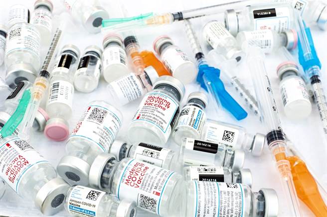《紐約時報》報導，美國FDA預計本周將宣布開放讓民眾在接種第3劑加強針時混打不同廠牌的疫苗。（資料照／TPG、達志影像）