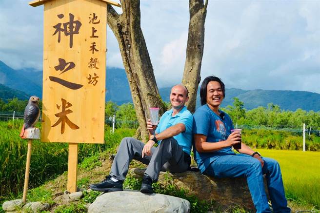 台東青農魏瑞廷（右一）獲十大傑出青年獎。（民眾提供／蔡旻妤台東傳真）