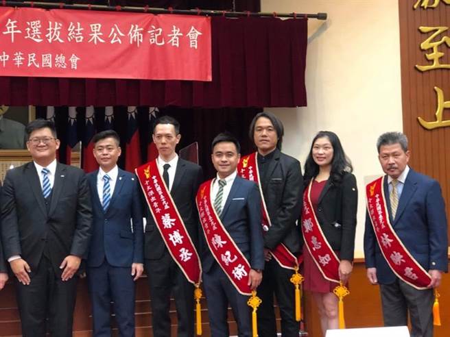 台東青農魏瑞廷（右三）獲十大傑出青年獎。（魏瑞廷提供／蔡旻妤台東傳真）