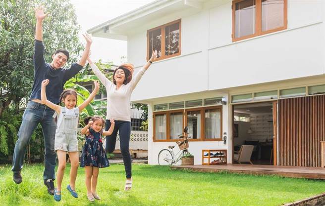 台新人寿建议民眾在购置房产时，同时规划房贷保险，转移无可预测的意外和疾病风险，留给最爱的家人最实质的照顾，让爱持续。（图／台新人寿提供） 