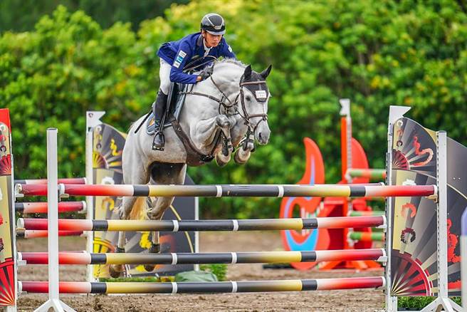 新竹县马术代表队选手陈御龙，以两度0扣点的完美表现，为新竹县夺下全运会首面马术金牌。（吴泉勋提供／罗浚滨新竹传真）