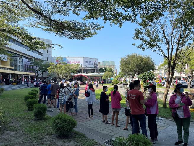 云林县府广场今天（19日）排队兑换现金的人潮汹涌，不到20分钟号码牌已发600多号，中午12点已发完1000张截止。（周丽兰摄）
