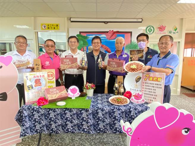 大安农会与雾峰农会携手推酒粕香肠新品，特选屡获国际评鑑大赏初雾•烧酎及产销履歷猪肉，烧酎酒香味与猪肉鲜甜味完美结合，非常适合入菜。（陈淑娥摄）