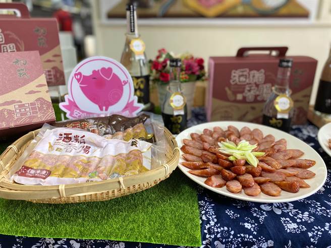大安农会与雾峰农会携手推酒粕香肠新品，特选屡获国际评鑑大赏初雾•烧酎及产销履歷猪肉，烧酎酒香味与猪肉鲜甜味完美结合，非常适合入菜。（陈淑娥摄）