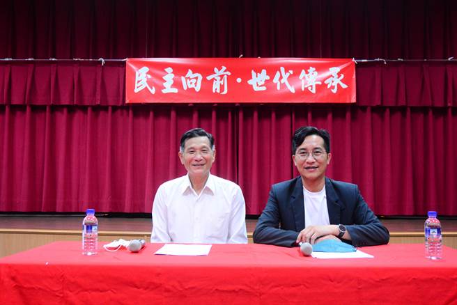 民进党在地资深县议员庄枝财（左）宣布任期届满不再参选，交棒给市代胡仁顺投入议员选举。（王志伟摄）