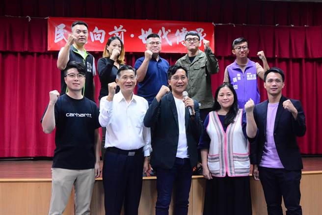 花莲民进党资深县议员庄枝财（前排左2）宣布退休，也向外界介绍党内新生代，即将投入基层选举。（王志伟摄）