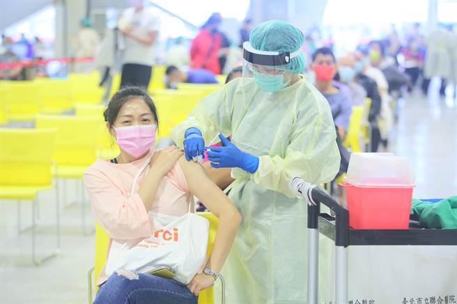 北市要打AZ第2劑只能選擇到花博，令議員吳沛憶痛批，是市長柯文哲獨創的整人遊戲，北市副市長蔡炳坤強調，需分流免搞混。（張鎧乙攝）