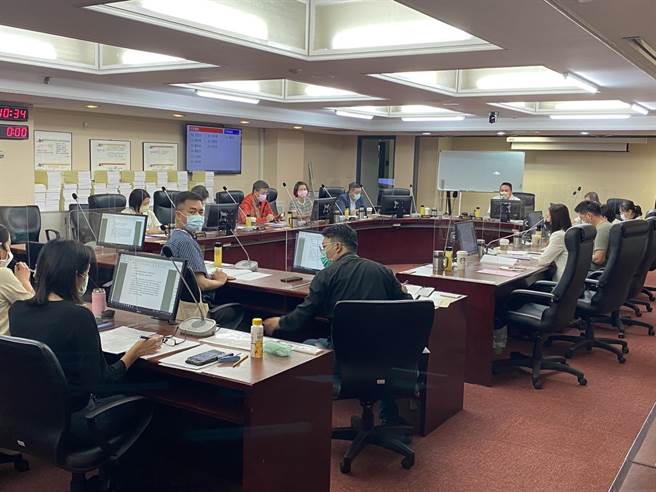 北市文化局今赴北市议会教育委员会提出「熊好艺文券」追加预算，但议员指出，北市街头艺人有2519人，申请的人仅61人，质疑北市宣传成效不彰。（游念育摄）