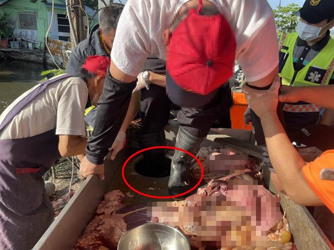 庄姓老翁因绊倒右脚掌遭卷入绞肉机，鲜血直喷，雨鞋内、满地都是血迹斑斑，多处开放性骨折，痛得不断哀嚎惨叫。（彰化县消防局提供／谢琼云彰化传真）