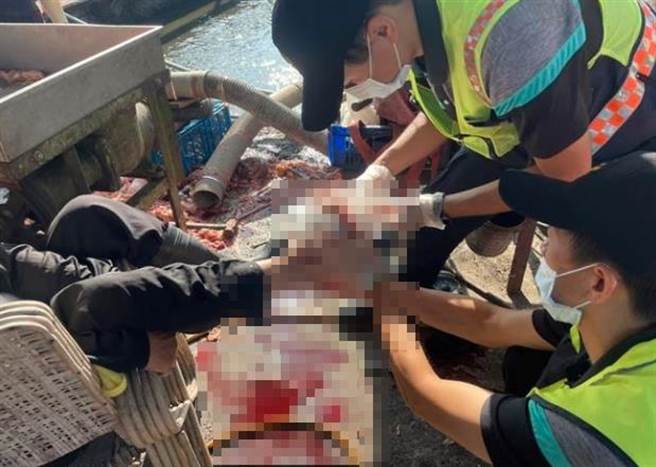 庄姓老翁因绊倒右脚掌遭卷入绞肉机，鲜血直喷，雨鞋内、满地都是血迹斑斑，多处开放性骨折，痛得不断哀嚎惨叫。（彰化县消防局提供／谢琼云彰化传真）