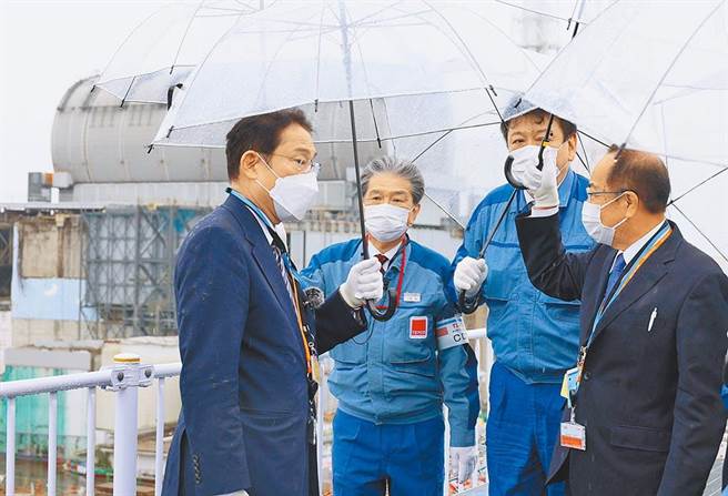 日本首相岸田文雄17日前往东京电力福岛核电站视察。（摘自日本首相官邸）