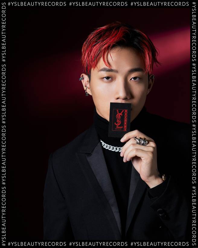 歌手ØZI為YSL為愛高調線上演唱會拍攝宣傳照。（YSL提供）