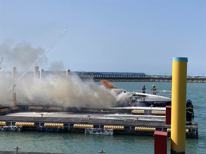 嘉義縣布袋遊艇港今天下午1點多傳出一艘停泊在碼頭的遊艇起火燃燒。（讀者提供∕呂妍庭嘉義傳真）