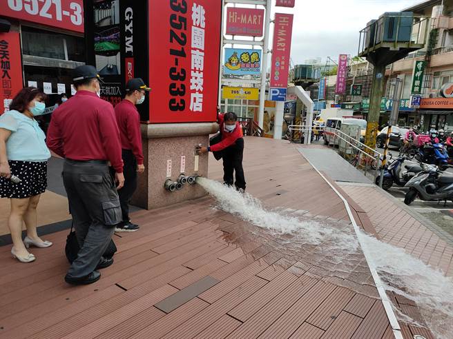 这次模拟高楼火灾发生时的抢救作为，同时进行大楼内部消防安全检查及住户逃生避难宣导。（桃园市消防局第三救护大队提供／陈梦茹桃园传真）