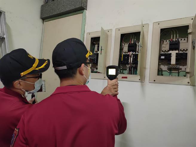 第三救护大队使用热显像仪检视电气线路开关。（桃园市消防局第三救护大队提供／陈梦茹桃园传真）