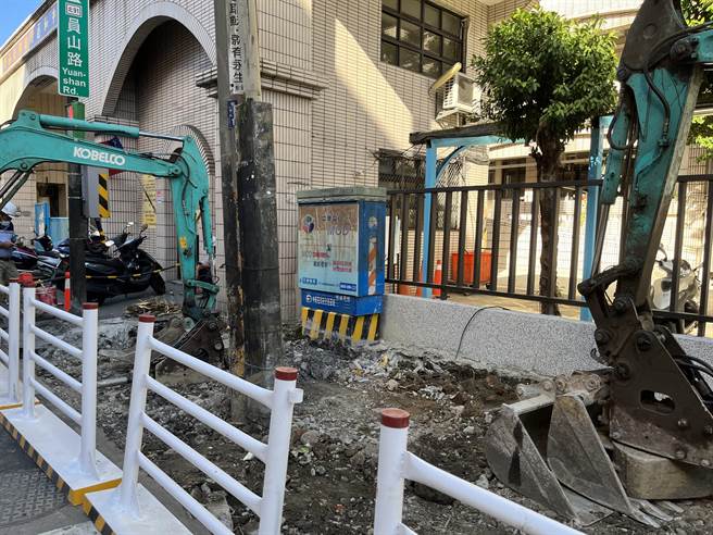 中和区公所配合积穗国小前围墙改建和行道树移除工程，协调迁移2处电信箱至角落，并移除广告栏和无用的电杆。（中和区公所提供）