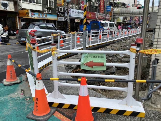 中和区公所配合积穗国小前围墙改建和行道树移除工程，协调迁移2处电信箱至角落，并移除广告栏和无用的电杆。（中和区公所提供）