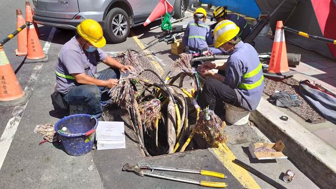 中和区公所配合积穗国小前围墙改建和行道树移除工程，协调迁移2处电信箱至角落，并移除广告栏和无用的电杆。（中和区公所提供）