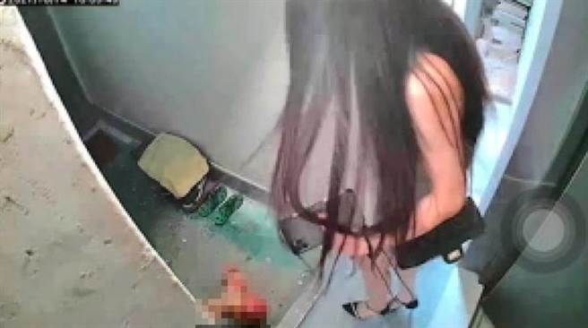 年約20多歲女子花花（化名）日前剛搬來新北市板橋區國光路，豈料14日外出時驚見門口被放置血淋淋的「豬頭」。（翻攝）