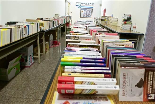当年赃书堆满嘉义市刑大走廊，彷佛在办书展。（本报资料照片）