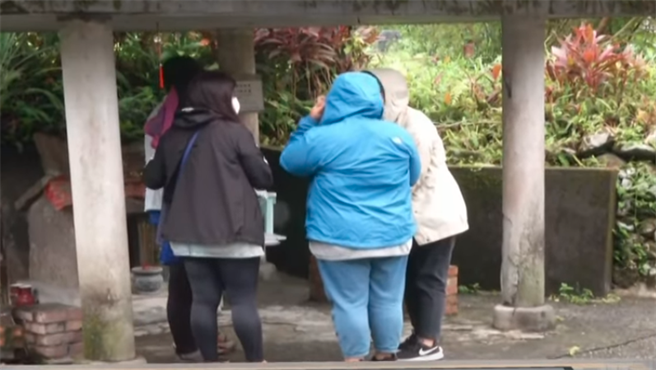 眼见关键救援72小时仅剩不到几小时，兄妹檔的父亲赶紧到双溪寿山宫参拜，祈求早点找到仍失踪的女儿。（翻摄自中天新闻画面）