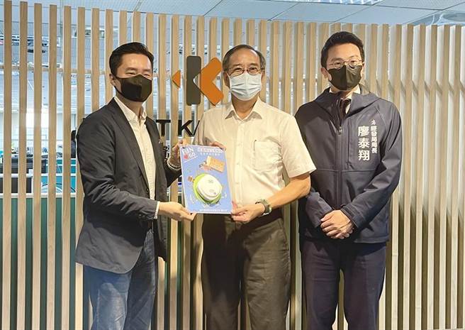 秀泰集团总经理廖伟铭捐赠3,000个住宅用火灾警报器给高雄市政府消防局。图／秀泰提供
