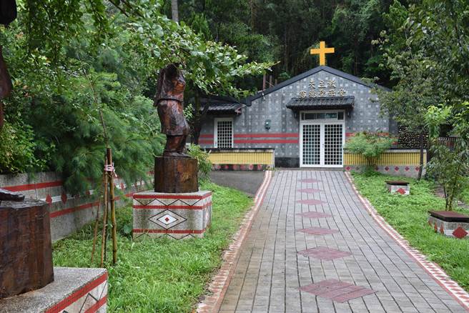 由水保局发包的泰安乡象鼻村露德天主教堂整修工程获得高雄建筑园冶奖。（谢明俊摄）