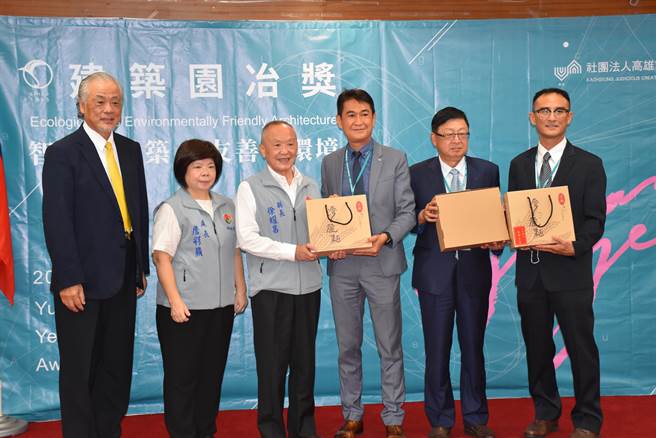 高雄建筑园冶奖首度进驻苗栗县，县长徐耀昌赠送苗栗农特产给主办单位。（谢明俊摄）