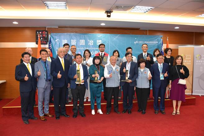 苗栗县今年首度参加高雄建筑园冶奖评选，一共有6项工程及企业得奖。（谢明俊摄）