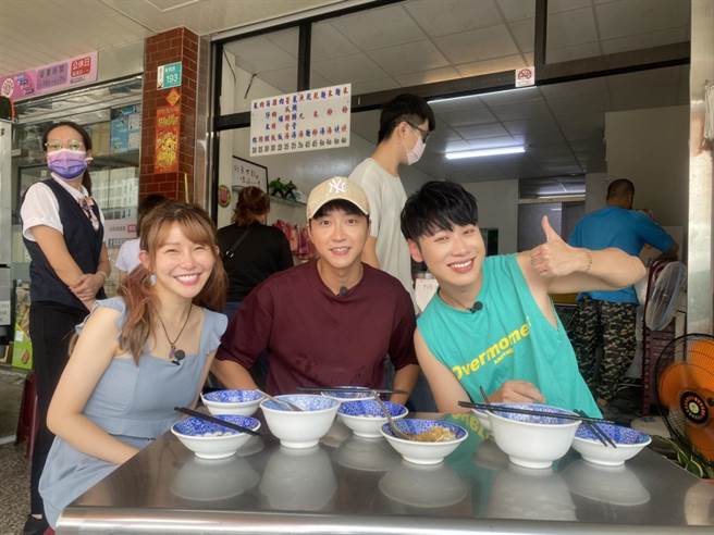 《食尚》近日邀來江宏傑（中）當嘉賓，他帶著主持人小賴（右）、代班主持人阿樂一起到台南大啖美食。（TVBS提供）