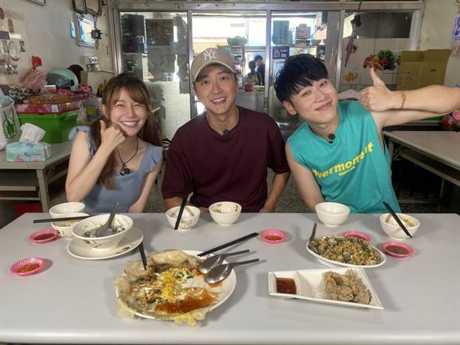 江宏傑（中）透露靠吃美食舒壓。（TVBS提供）