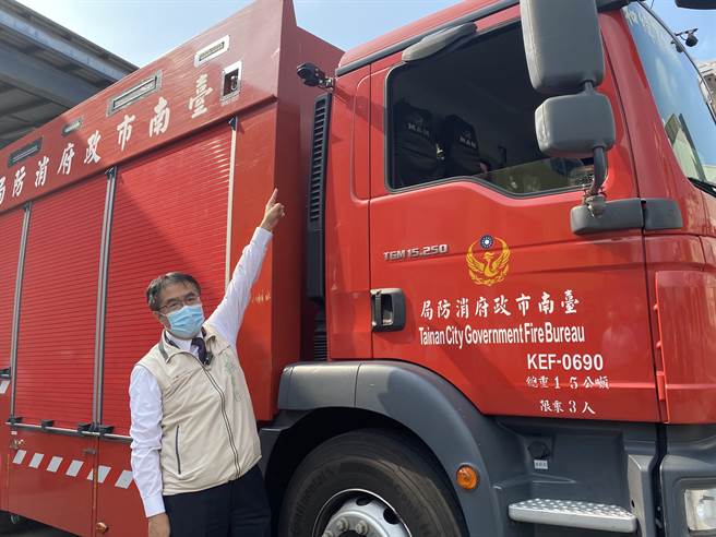 台南市消防車率先安裝AI主動警示系統，台南市長黃偉哲手指的即是新安裝的設備。(曹婷婷攝)