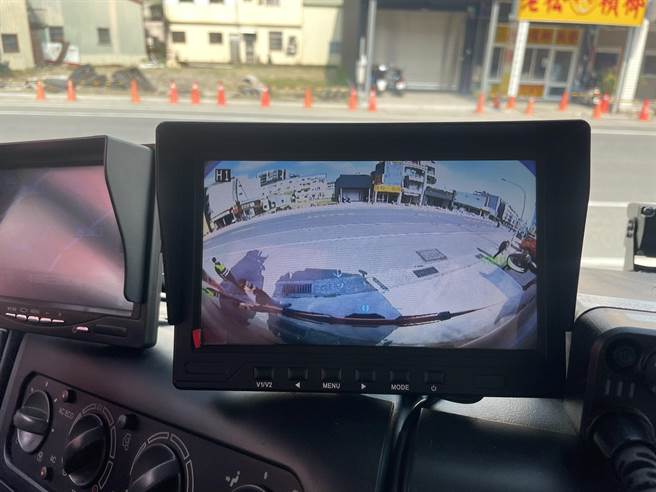 台南市目前有3個消防分隊消防車裝置AI主動警示系統。(曹婷婷攝)