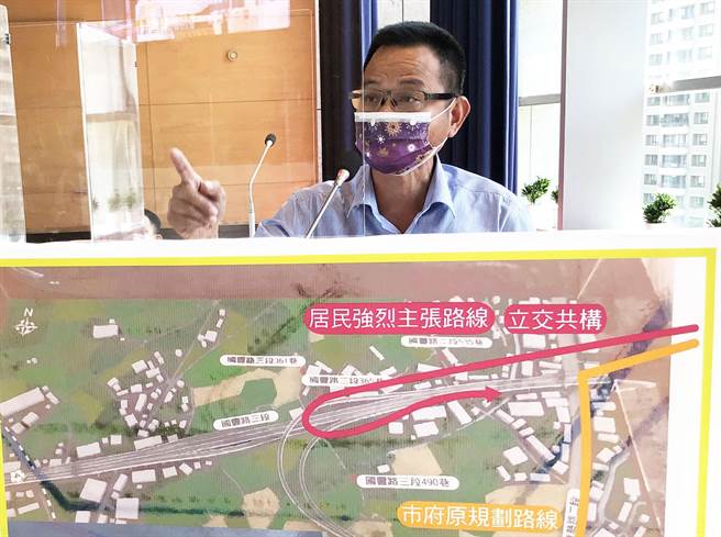 市议员陈清龙19日于市议会中，强烈要求市府应争取中央採「立交共构」，别让丰势路重演中清交流道塞车梦魇。（陈世宗摄）