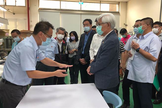 陳柏惟罷免投票日在即，中央選舉委員會主任委員李進勇（右），也於18日下午前往財政部印刷廠罷免票印製場所，視察當前選務工作準備狀況。（霧峰分局／黃國峰台中傳真）