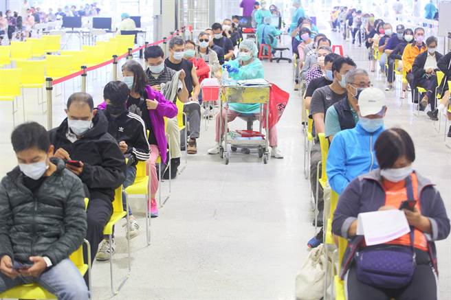 民眾19日在花博接種站接受AZ疫苗第2劑施打。（張鎧乙攝）