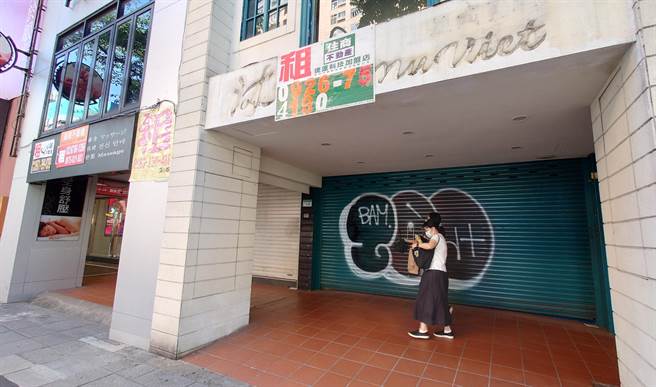 店面租金高涨，一楼店面风光不再，台北市仅有45％营业人设址一楼，新北市也仅60％。图为台北市东区主要干道旁的黄金店面挂上招租广告，市况惨澹。（黄世麒摄）
