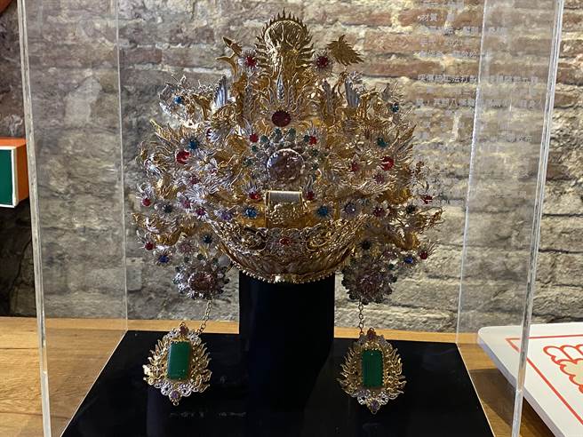 「台南艺宿私藏柜」微型展示，金工类展出帝帽。(曹婷婷摄)