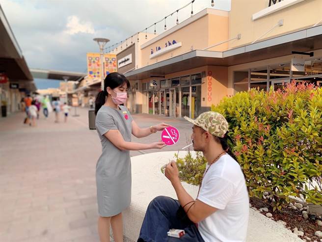 華泰名品城11月起將成為首間戶外休憩區及所屬周邊區域全面禁菸的百貨公司。（桃園市衛生局局提供／陳夢茹桃園傳真）