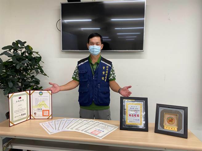 新北清洁队员曾瑞明屡破重大污染案 获全国特优清洁队员。（新北市环保局提供）