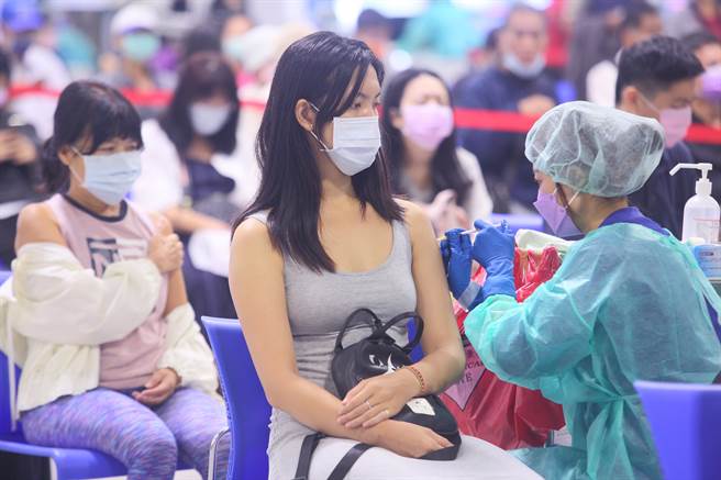 民眾19日在花博接種站施打第2劑AZ疫苗。（張鎧乙攝）