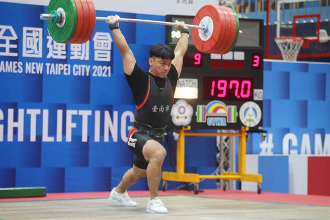 陳柏任在2021全運會舉重男子96公斤級完成連霸，也在抓舉、挺舉、總和改寫自己保持的大會紀錄。（杜宜諳攝）