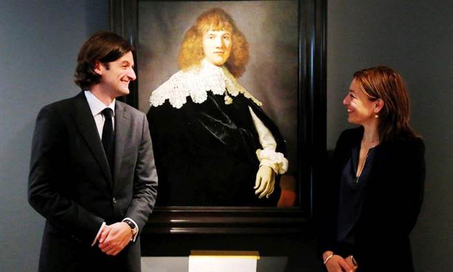 荷兰导演欧克荷根蒂克（右）拍摄电影《是谁得手林布兰？》。（海鹏提供）