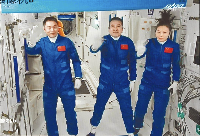 大陆神舟十三号3名太空人16日顺利进驻天和核心舱。（新华社）