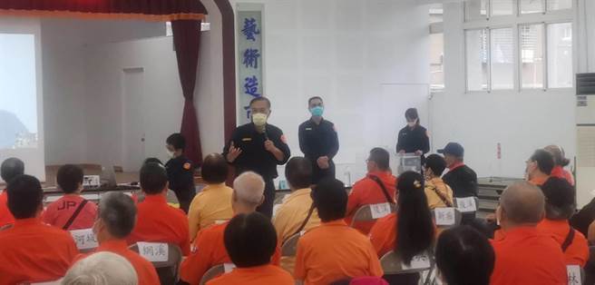 新北市永和警分局為精進守望相助隊巡守知能及培養默契，今（19日）辦理110年下半年度里守望相助隊任務訓練。（永和警分局提供）